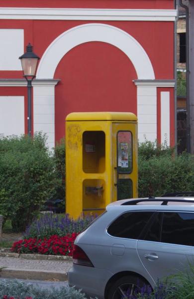 Telefonzelle vor dem Naumburger Dom, Zelle steht noch, Telefon ist nicht mehr da