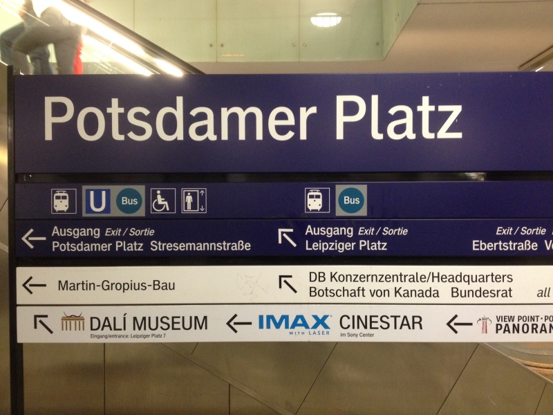 Stationsschild S-Bahn „Potsdamer Platz“, DB WLS, Oberlänge und Großbuchstaben gleich hoch