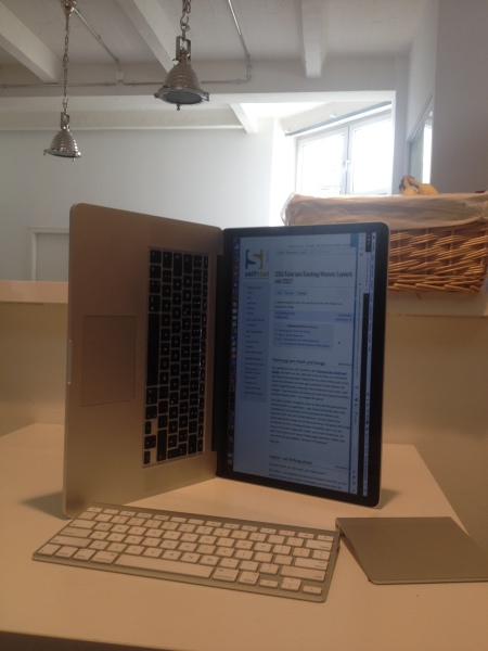 MacBook hochkant, externe Tastatur und Touchpad