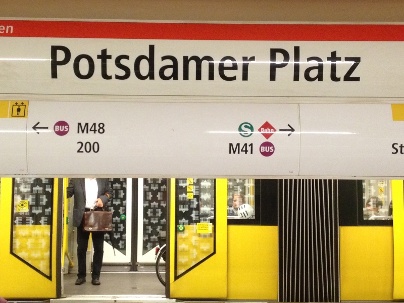 Stationsschild U-Bahn „Potsdamer Platz“, FF Transit, Oberlänge höher als Großbuchstaben