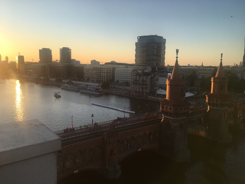 Blick von oben auf die Oberbaumbrücke über die Spree Richtung Sonnenuntergang