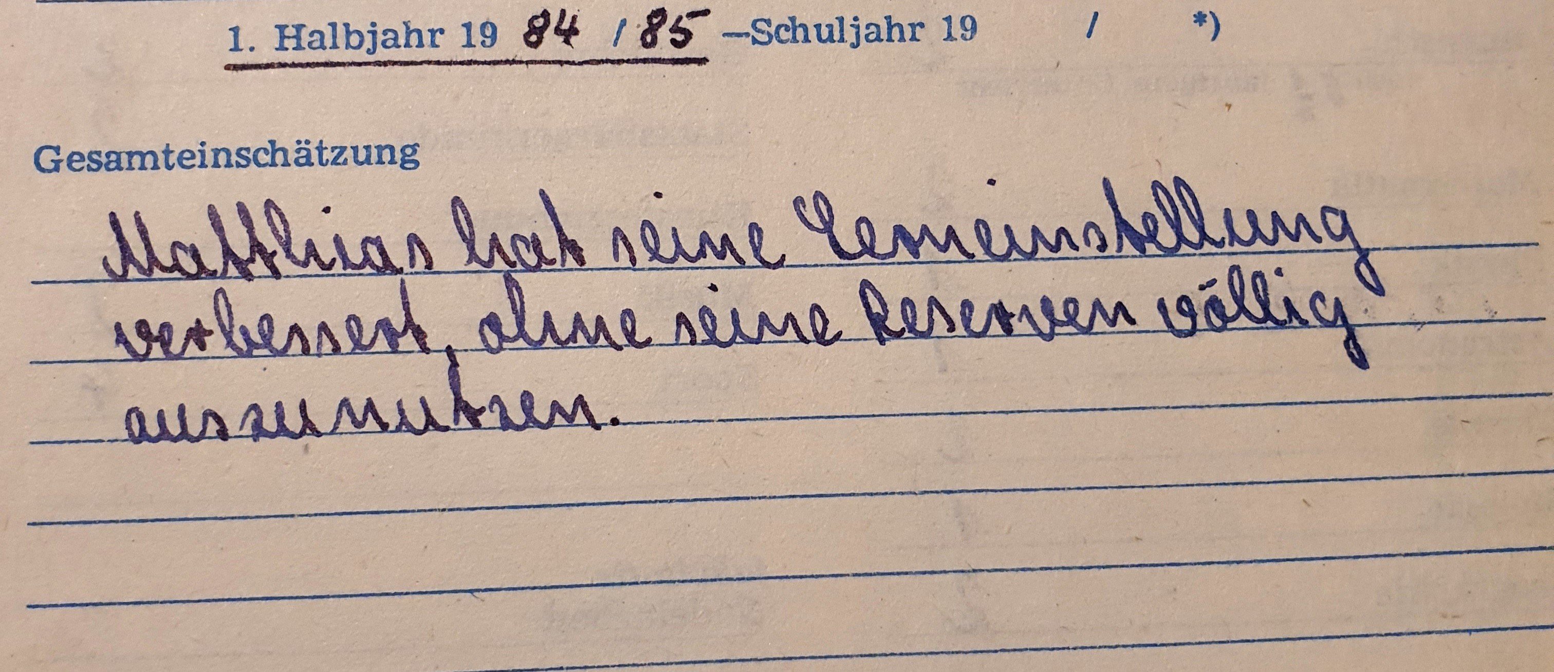 Nach links geneigte Handschrift
