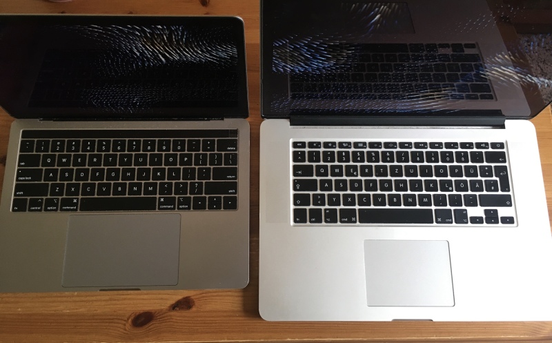 2 MacBooks nebeneinander, eins mit US-Tastatur, eins mit deutscher Tastatur