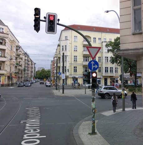 Ampel mit zwei Anzeigen, eine über der Fahrbahn, eine daneben