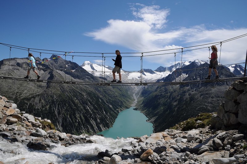 Hängebrücke in den Zillertaler Alpen auf einer Höhe von 2413 Metern.