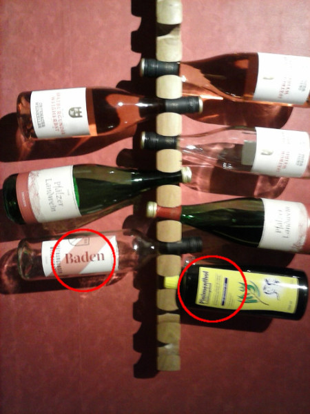 Weinbalken mit Flaschen